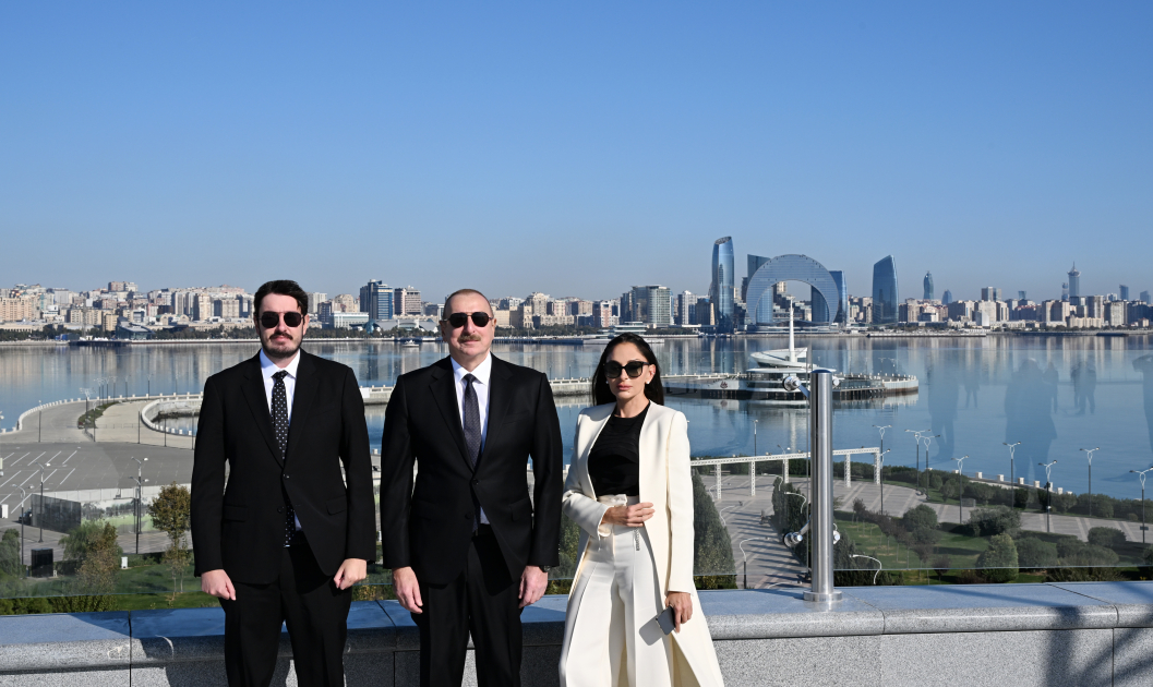 Prezident İlham Əliyev Bakıda Dövlət Bayrağı Meydanında olub, Azərbaycanın üçrəngli Bayrağını ucaldıb (FOTO/VİDEO) (YENİLƏNİB)