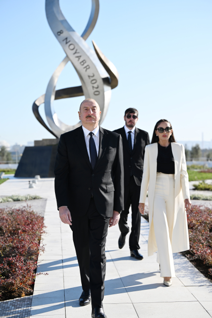 Prezident İlham Əliyev və Birinci xanım Mehriban Əliyeva Bakıda Zəfər parkının açılışında iştirak ediblər (YENİLƏNİB-2) (FOTO/VİDEO)