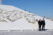 Prezident İlham Əliyev Bakıda Dövlət Bayrağı Meydanında olub, Azərbaycanın üçrəngli Bayrağını ucaldıb (FOTO/VİDEO) (YENİLƏNİB)