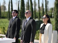 Prezident İlham Əliyev və Birinci xanım Mehriban Əliyeva Bakıda Zəfər parkının açılışında iştirak ediblər (YENİLƏNİB-2) (FOTO/VİDEO)