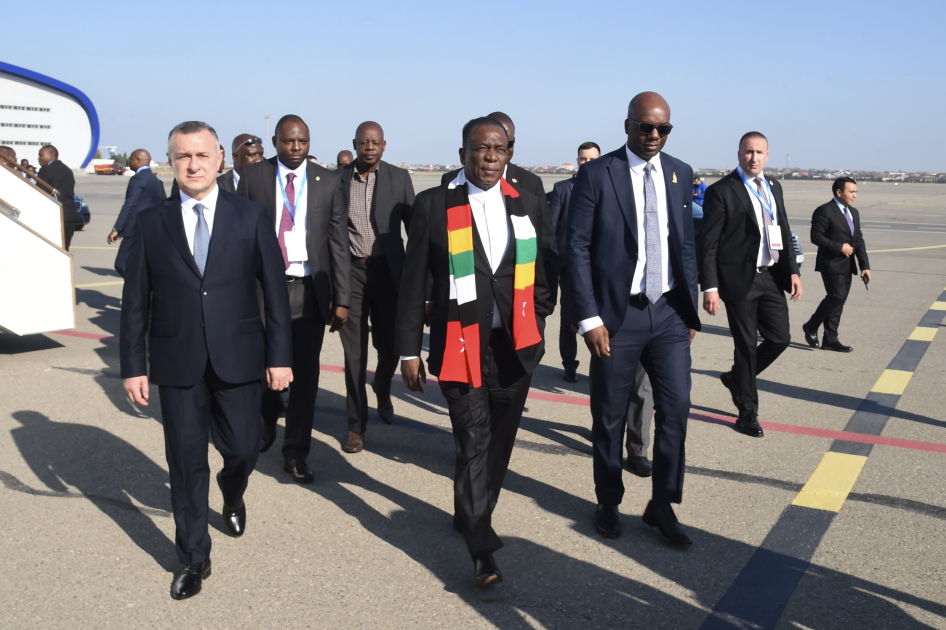 Zimbabve Prezidenti Azərbaycana səfərə gəlib (FOTO)