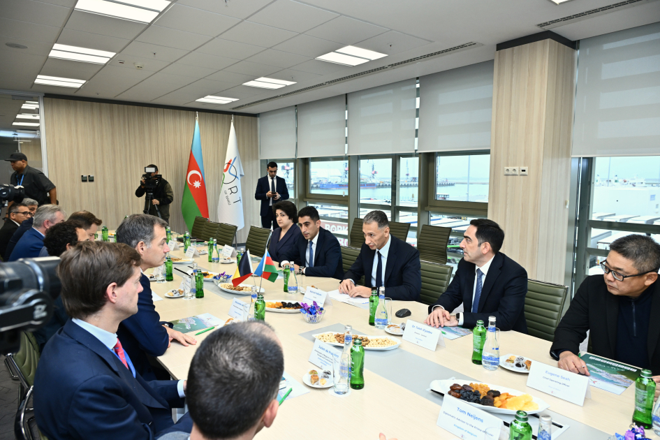 Belçika Baş naziri Bakı limanında olub (FOTO)