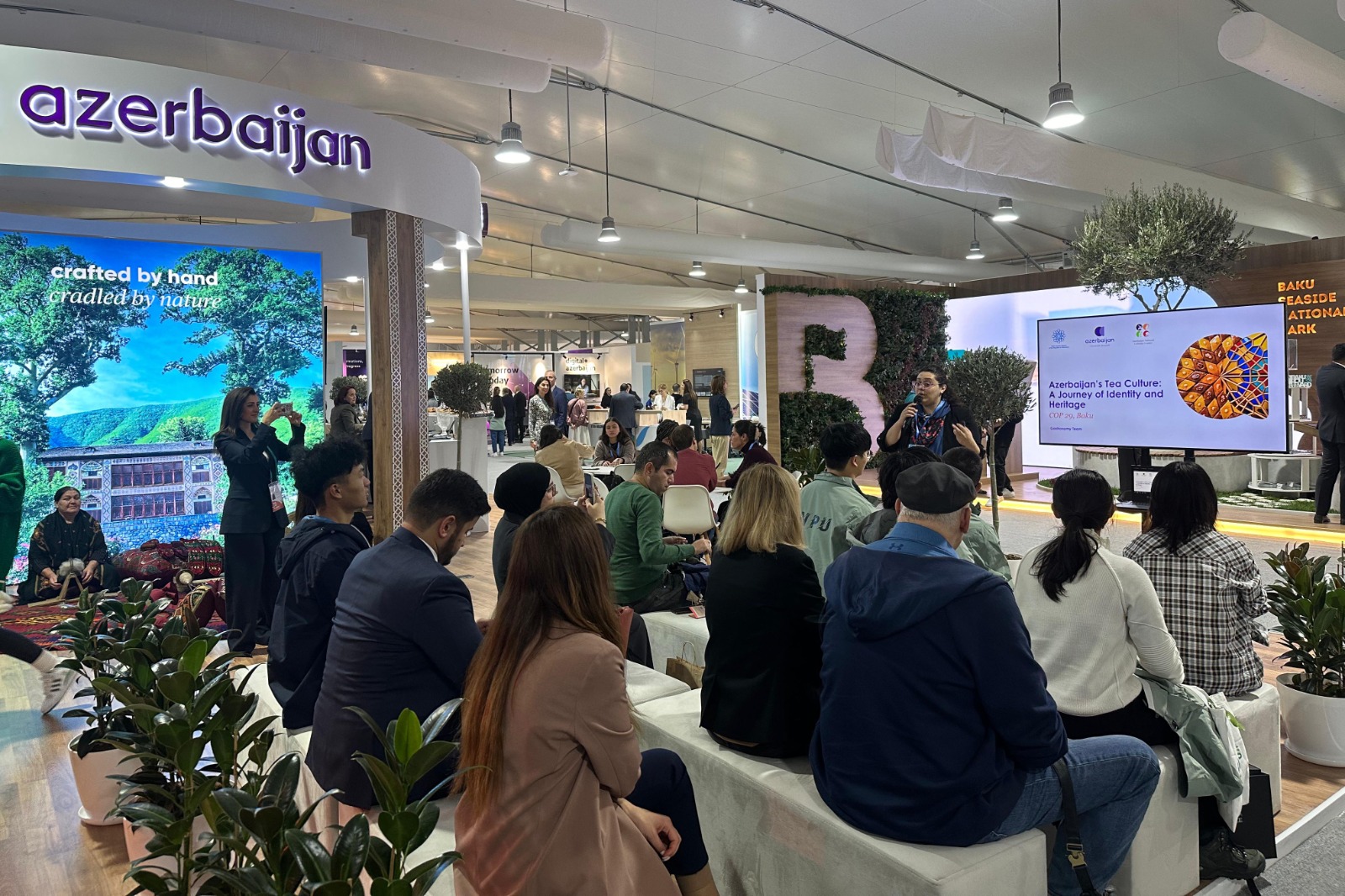 COP29-da Azərbaycanın turizm imkanları milli stendlə nümayiş etdirilir (FOTO)