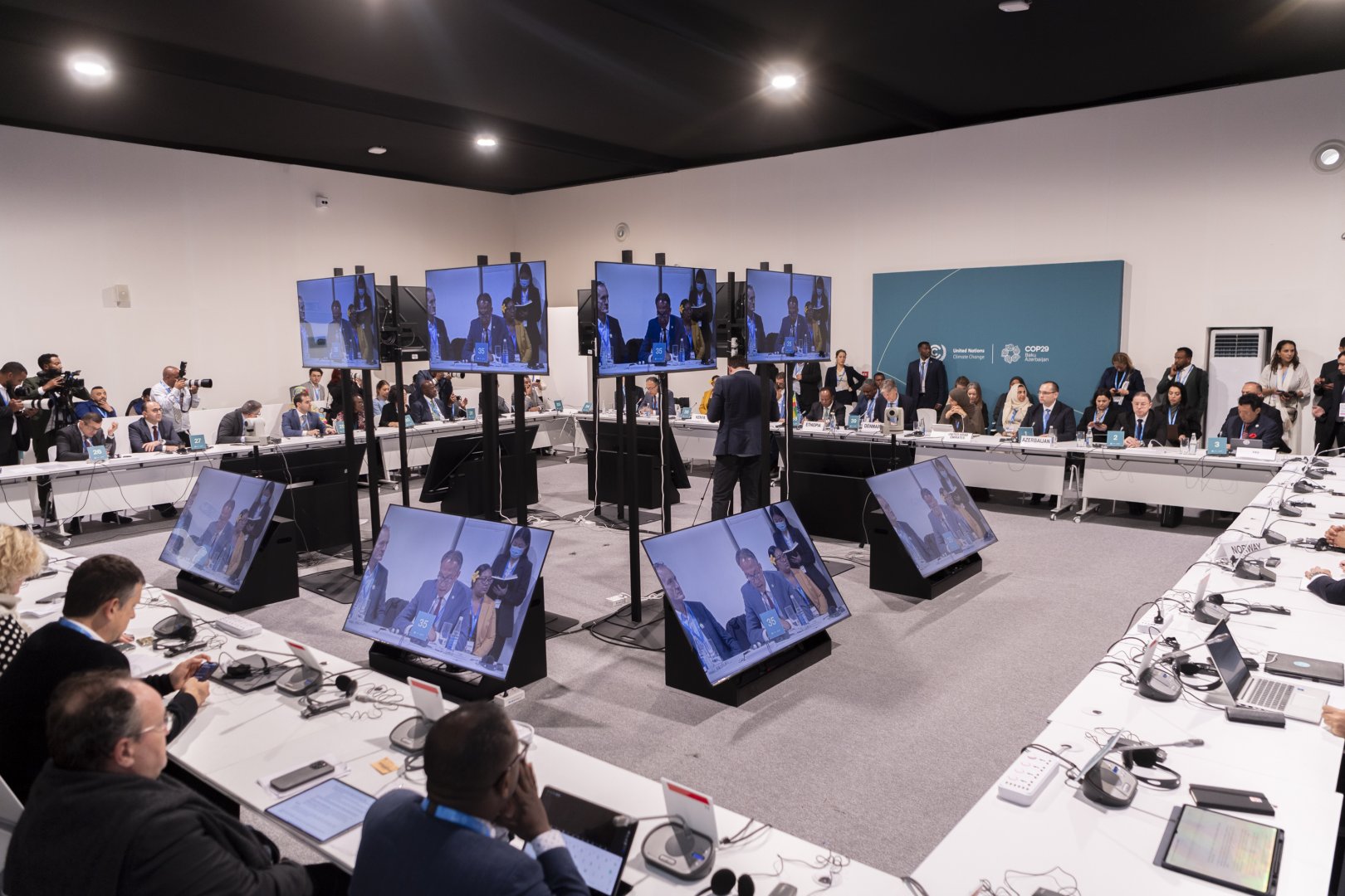 COP29 çərçivəsində “Karbonsuzlaşdırma, qida sistemlərinin uyğunlaşdırılması və təbiətin bərpası 1.5°C yolunda” mövzusunda müzakirələr aparılıb (FOTO)