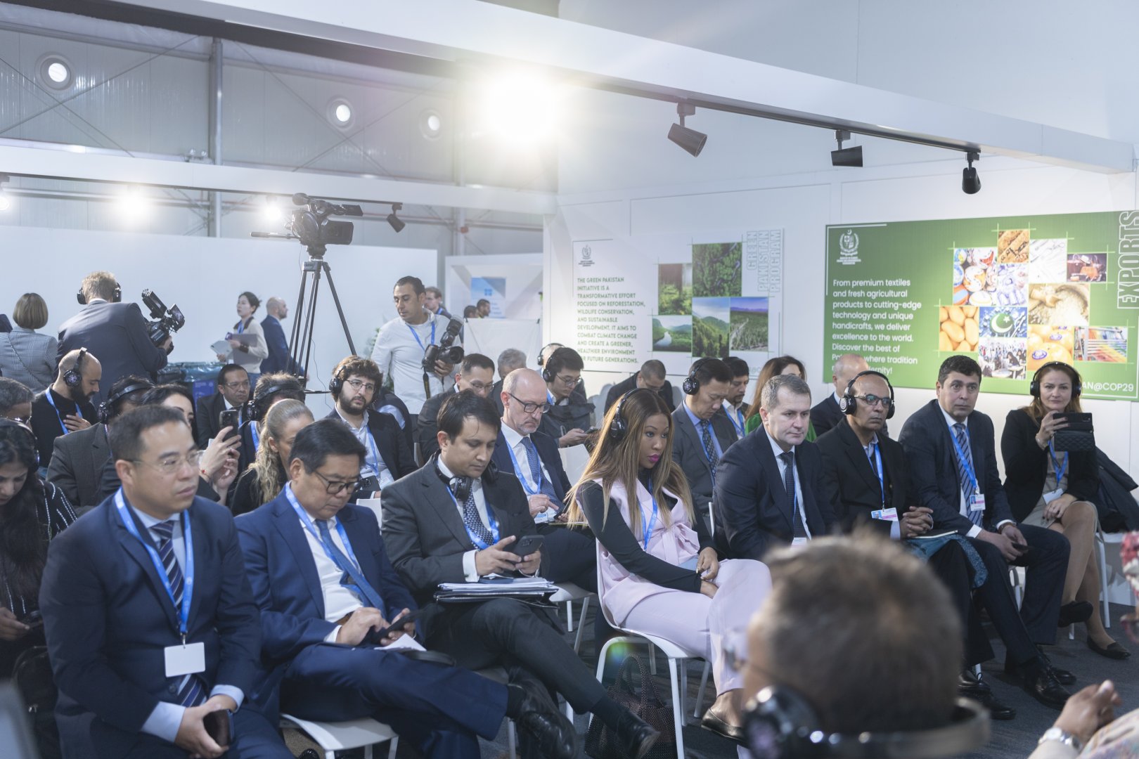 COP29 çərçivəsində “Pambıqdan geyimə dəyər zəncirinin karbonsuzlaşdırılması və iqlimə uyğunlaşdırılması” mövzusunda panel müzakirələr keçirilib (FOTO)