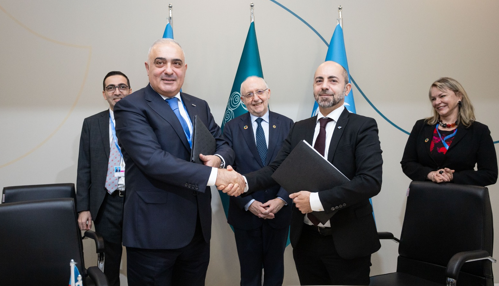 COP29 çərçivəsində “Silk Way Alat Free Economic Zone” şirkəti və ICAO arasında yaşıl hava limanı və karqo kəndinə dair strateji razılaşma imzalanıb (FOTO)