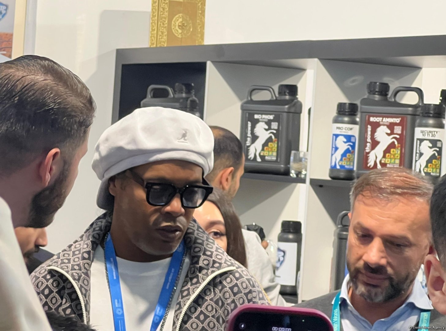 Məşhur sabiq futbolçu Ronaldinyo COP29-da pavilyonları ziyarət edib (FOTO/VIDEO)