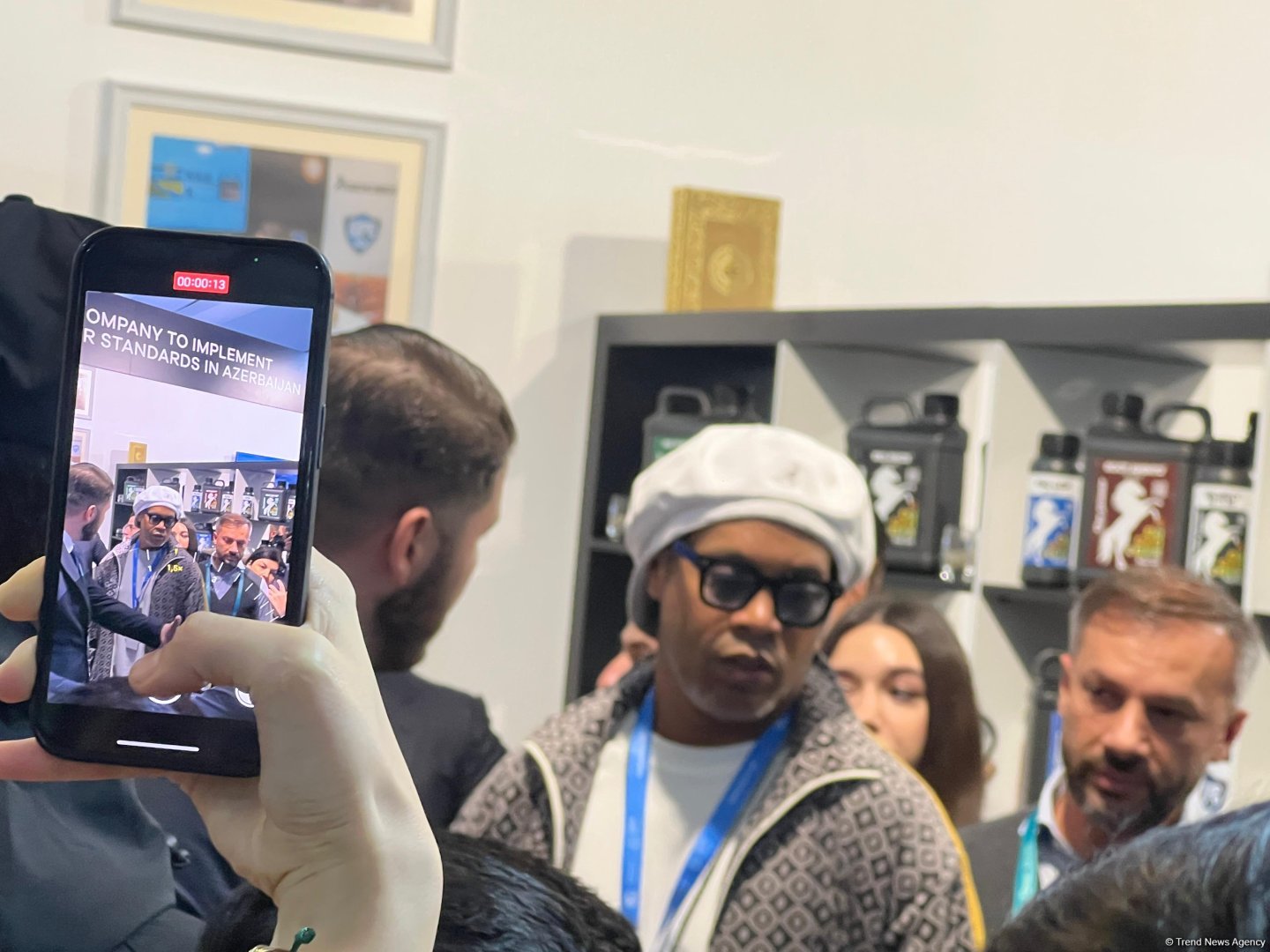 Məşhur sabiq futbolçu Ronaldinyo COP29-da pavilyonları ziyarət edib (FOTO/VIDEO)