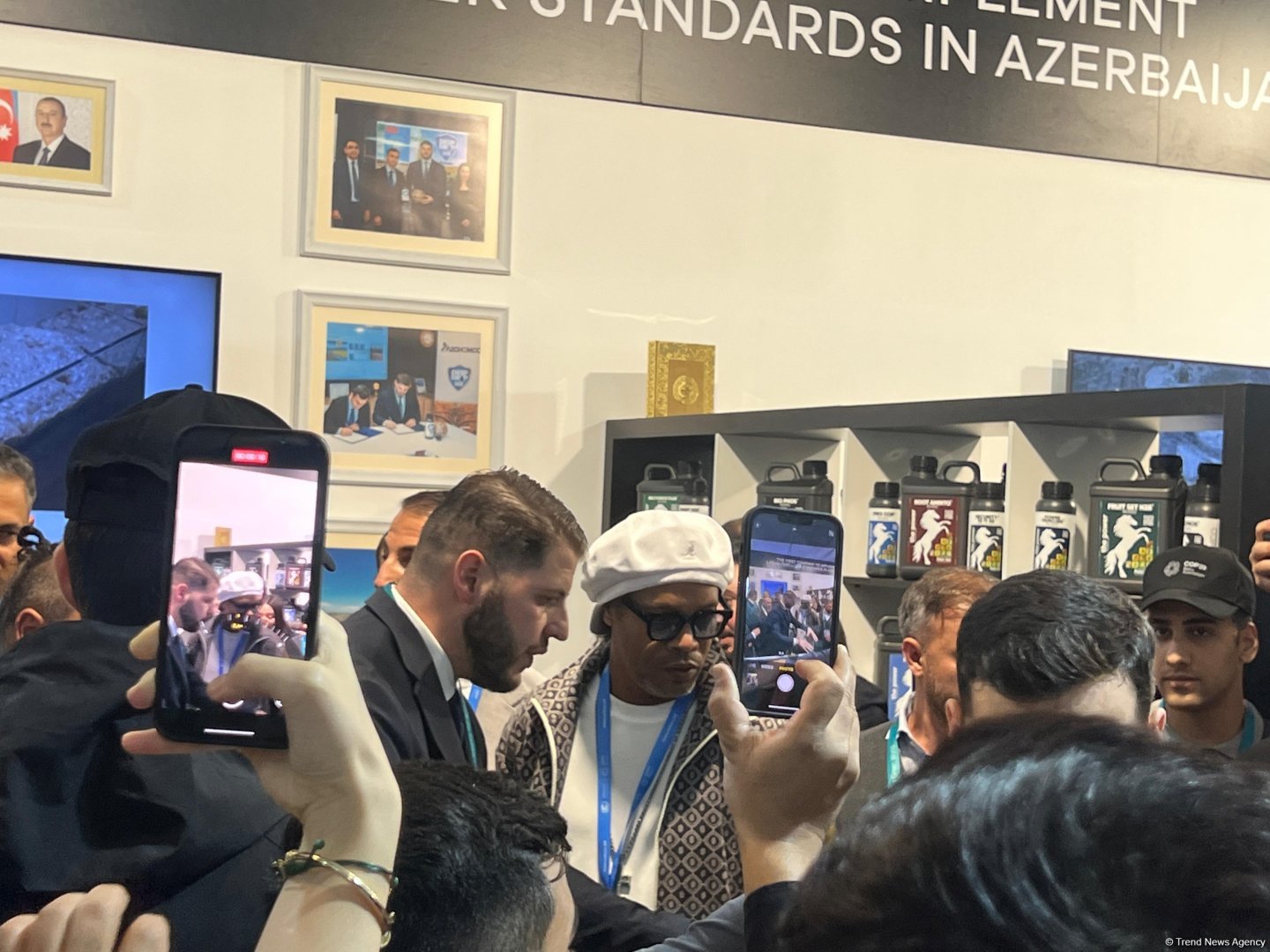 Məşhur sabiq futbolçu Ronaldinyo COP29-da pavilyonları ziyarət edib (FOTO/VIDEO)