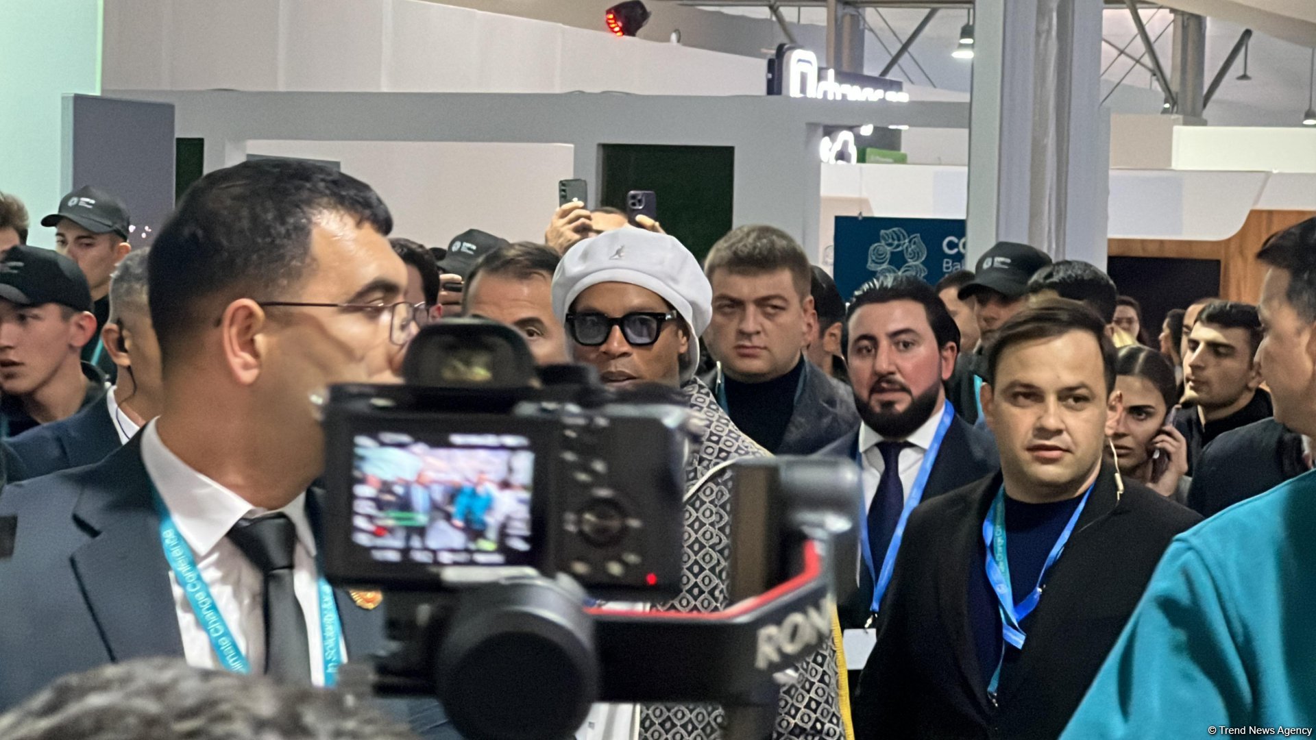 Məşhur sabiq futbolçu Ronaldinyo COP29-da pavilyonları ziyarət edib (FOTO/VIDEO)