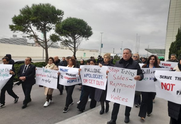 Bir qrup Azərbaycan QHT təmsilçiləri ermənipərəst Frank Peloninin Azərbaycana səfərinə qarşı etiraz aksiyası keçirib (FOTO/VİDEO)