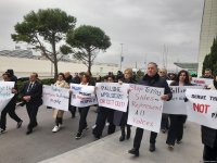 Bir qrup Azərbaycan QHT təmsilçiləri ermənipərəst Frank Peloninin Azərbaycana səfərinə qarşı etiraz aksiyası keçirib (FOTO/VİDEO)