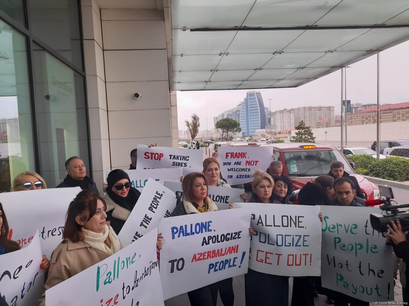 Bir qrup Azərbaycan QHT təmsilçiləri ermənipərəst Frank Peloninin Azərbaycana səfərinə qarşı etiraz aksiyası keçirib (FOTO/VİDEO)