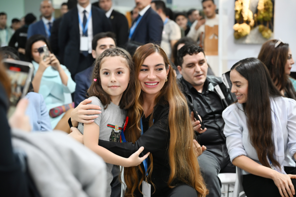 Heydər Əliyev Fondunun vitse-prezidenti Leyla Əliyeva və Bakı Media Mərkəzinin rəhbəri Arzu Əliyeva COP29-da təqdim edilən inklüziv sərgi ilə tanış olublar (FOTO)