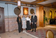 Heydər Əliyev Fondunun vitse-prezidenti Leyla Əliyeva və Bakı Media Mərkəzinin rəhbəri Arzu Əliyeva Milli İncəsənət Muzeyində təşkil olunan sərgiləri ziyarət ediblər (FOTO)