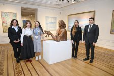 Heydər Əliyev Fondunun vitse-prezidenti Leyla Əliyeva və Bakı Media Mərkəzinin rəhbəri Arzu Əliyeva Milli İncəsənət Muzeyində təşkil olunan sərgiləri ziyarət ediblər (FOTO)