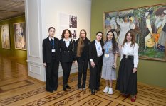 Heydər Əliyev Fondunun vitse-prezidenti Leyla Əliyeva və Bakı Media Mərkəzinin rəhbəri Arzu Əliyeva Milli İncəsənət Muzeyində təşkil olunan sərgiləri ziyarət ediblər (FOTO)