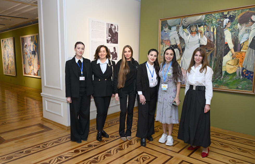Heydər Əliyev Fondunun vitse-prezidenti Leyla Əliyeva və Bakı Media Mərkəzinin rəhbəri Arzu Əliyeva Milli İncəsənət Muzeyində təşkil olunan sərgiləri ziyarət ediblər (FOTO)