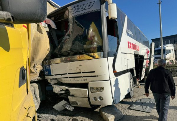 Yevlaxda sərnişin avtobusu TIR-a çırpılıb: yaralı var (ƏLAVƏ OLUNUB)