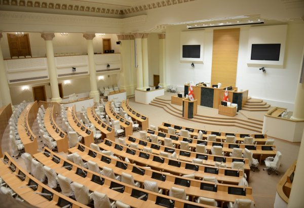 Gürcüstanda etirazçılar parlament binasında yanğın törədiblər