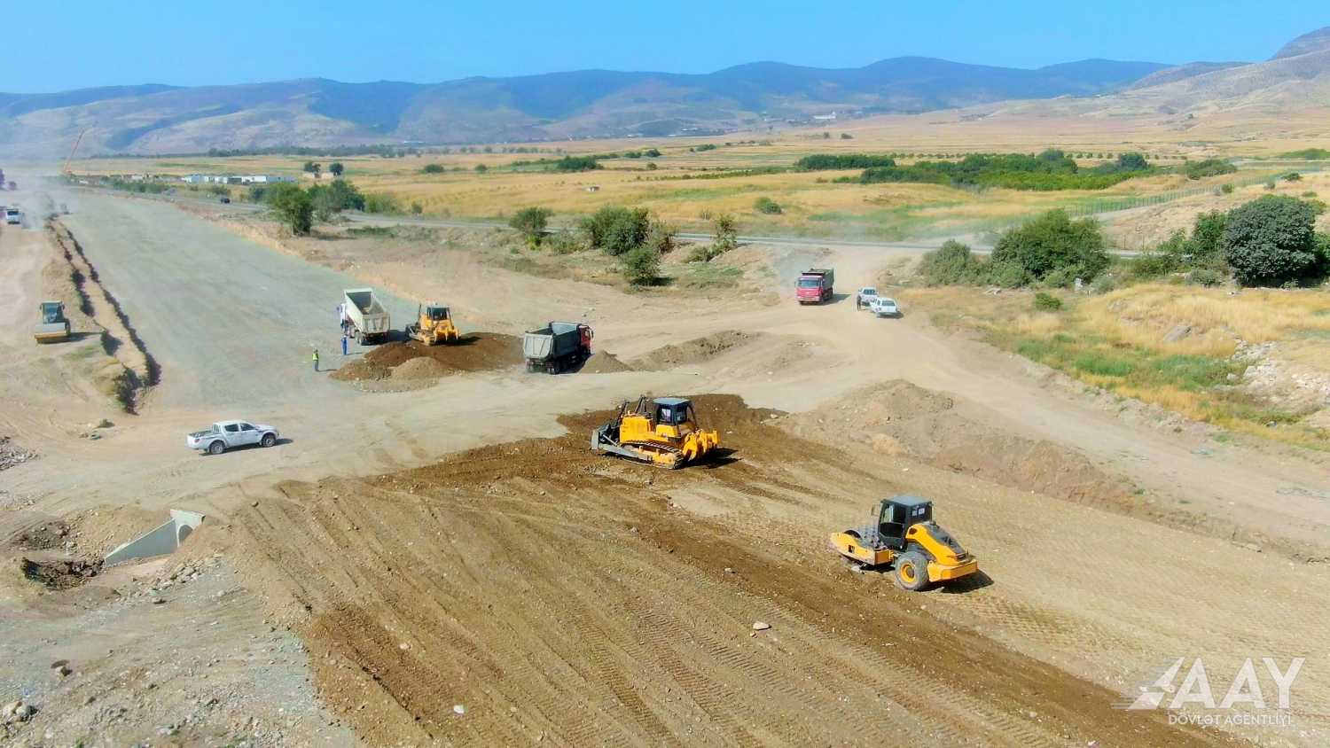 Ağdam-Əsgəran-Xocalı-Xankəndi yolunun yenidən qurulması sürətlə davam etdirilir (FOTO/VİDEO)