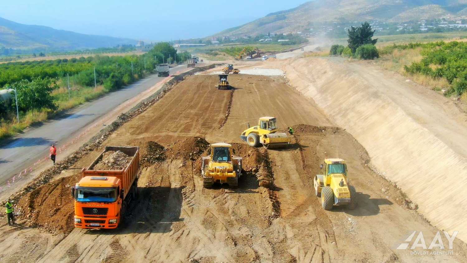 Ağdam-Əsgəran-Xocalı-Xankəndi yolunun yenidən qurulması sürətlə davam etdirilir (FOTO/VİDEO)