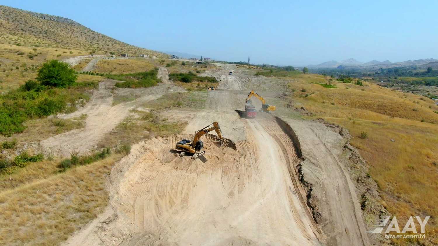Ağdam-Əsgəran-Xocalı-Xankəndi yolunun yenidən qurulması sürətlə davam etdirilir (FOTO/VİDEO)
