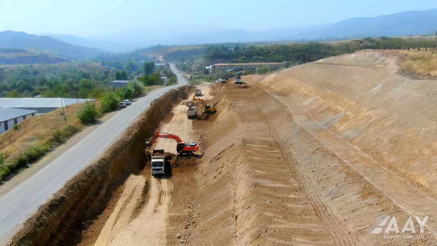 Ağdam-Əsgəran-Xocalı-Xankəndi yolunun yenidən qurulması sürətlə davam etdirilir (FOTO/VİDEO)