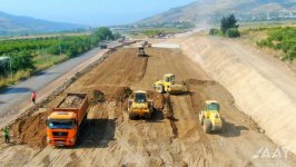 Ağdam-Əsgəran-Xocalı-Xankəndi yolunun yenidən qurulması sürətlə davam etdirilir (FOTO/VİDEO)