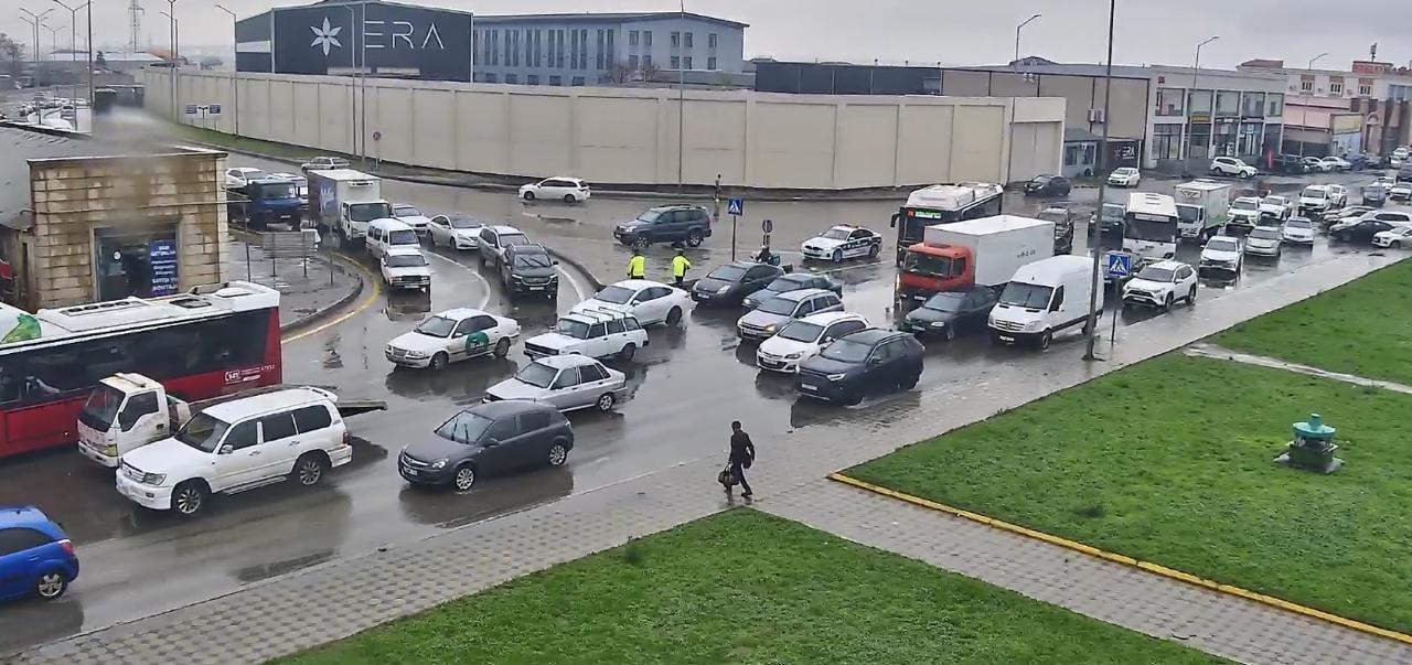 Bir neçə küçə və prospektdə sıxlıq müşahidə olunur - SİYAHI (FOTO)
