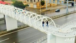 Paytaxtda daha bir ərazidə yeni yerüstü piyada keçidi inşa edilib (FOTO)