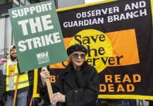 "The Guardian" və "The Observer" qəzetlərinin jurnalistləri 50 ildən sonra ilk dəfə tətilə çıxıb (FOTO)