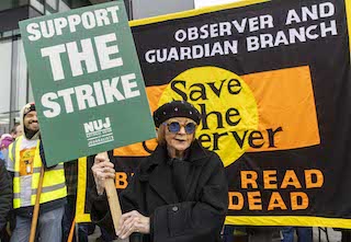 "The Guardian" və "The Observer" qəzetlərinin jurnalistləri 50 ildən sonra ilk dəfə tətilə çıxıb (FOTO)