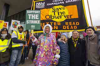 "The Guardian" və "The Observer" qəzetlərinin jurnalistləri 50 ildən sonra ilk dəfə tətilə çıxıb (FOTO)