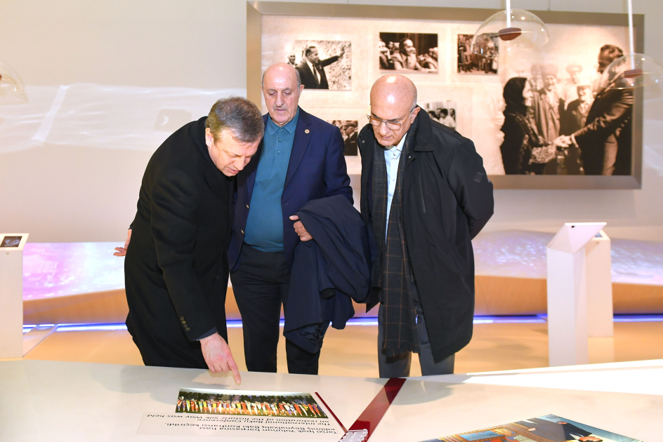 Beynəlxalq parlament konfransının iştirakçıları Heydər Əliyev Mərkəzi ilə tanış olublar (FOTO)
