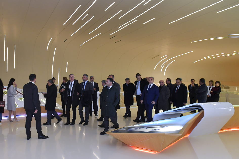 Beynəlxalq parlament konfransının iştirakçıları Heydər Əliyev Mərkəzi ilə tanış olublar (FOTO)