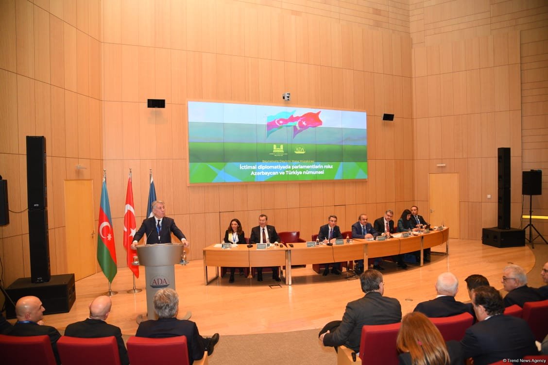 ADA Universitetində dəyirmi masa çərçivəsində “Parlamentlərin İctimai Diplomatiyada rolu” adlı panel müzakirəsi keçirilib (FOTO)