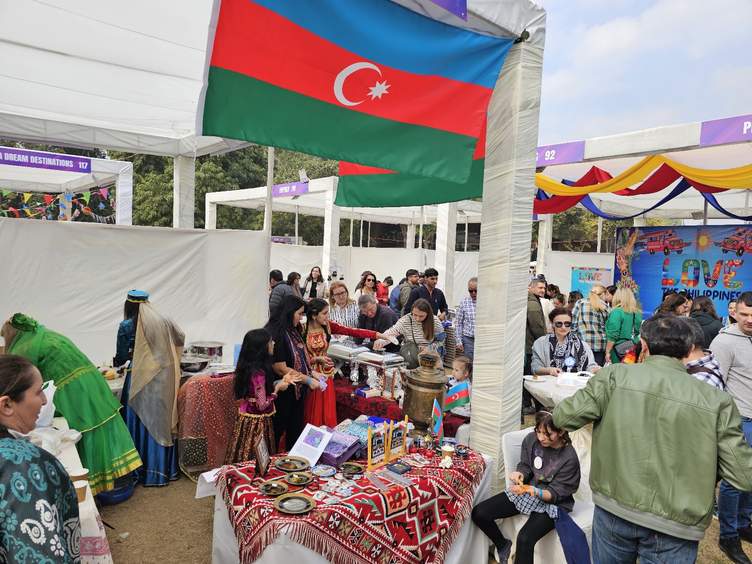 Azərbaycan Nyu Dehlidə təşkil olunan diplomatik xeyriyyə yarmarkasında təmsil olunub (FOTO)