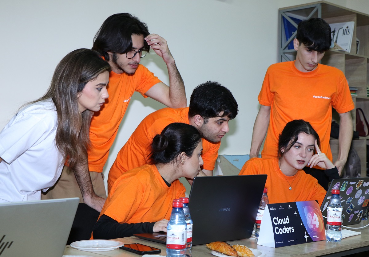 Azərbaycan Memarlıq və İnşaat Universitetində (AzMİU) Code8 Hakatonu keçirilib (FOTO)