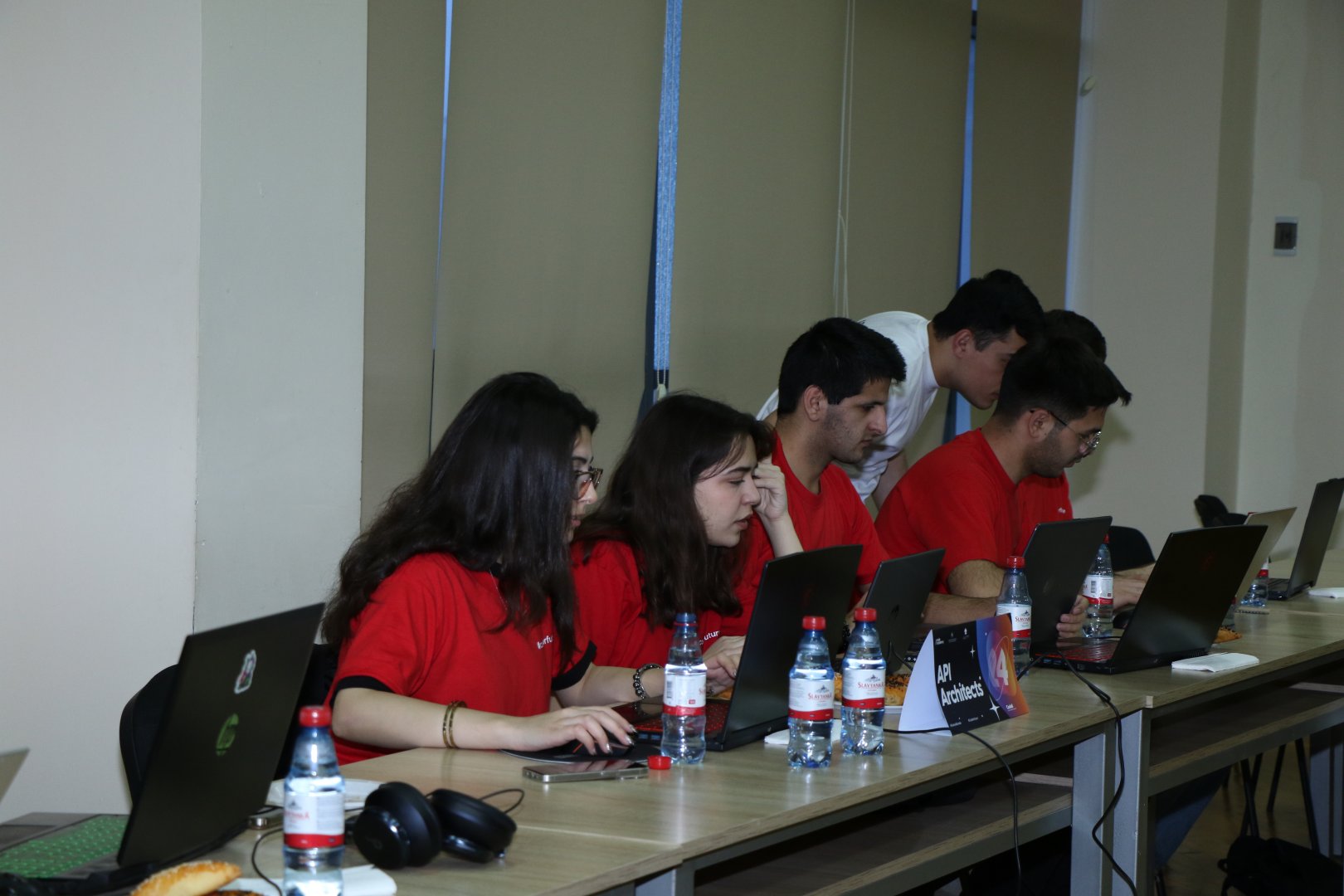 Azərbaycan Memarlıq və İnşaat Universitetində (AzMİU) Code8 Hakatonu keçirilib (FOTO)