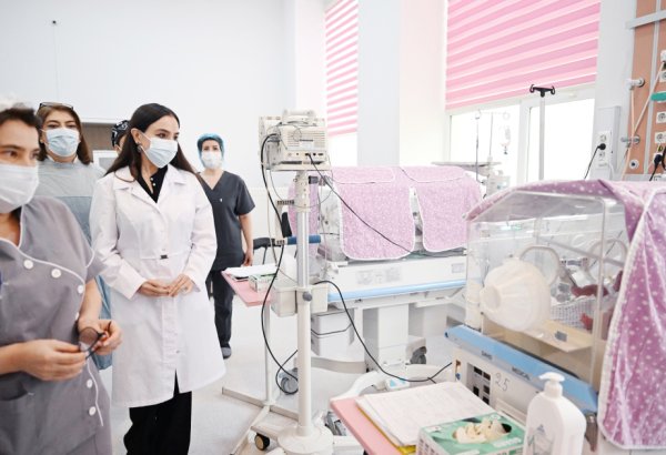 Heydər Əliyev Fondunun vitse-prezidenti Leyla Əliyeva K.Fərəcova adına Elmi Tədqiqat Pediatriya və Elmi Tədqiqat Mamalıq və Ginekologiya institutlarını ziyarət edib (FOTO)