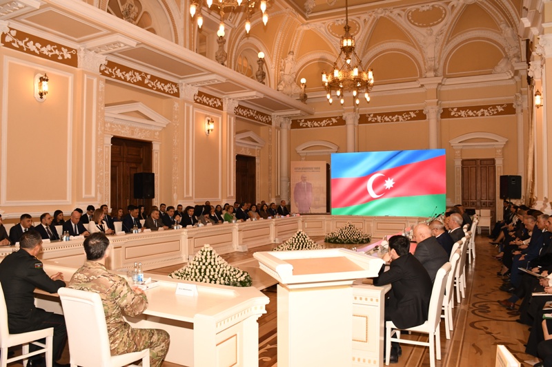 Bakı Şəhər İcra Hakimiyyətində yeni kitabın təqdimatı keçirilib (FOTO)