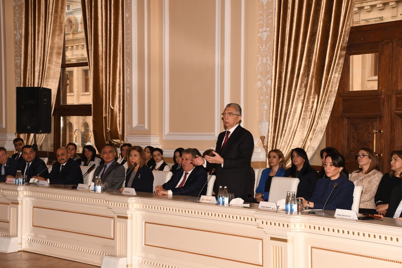 Bakı Şəhər İcra Hakimiyyətində yeni kitabın təqdimatı keçirilib (FOTO)