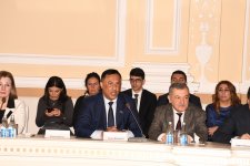 Bakı Şəhər İcra Hakimiyyətində yeni kitabın təqdimatı keçirilib (FOTO)