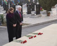 ABŞ səfiri Gəncədə Ermənistan-Azərbaycan münaqişəsi qurbanlarının xatirəsini yad etdi (FOTO)