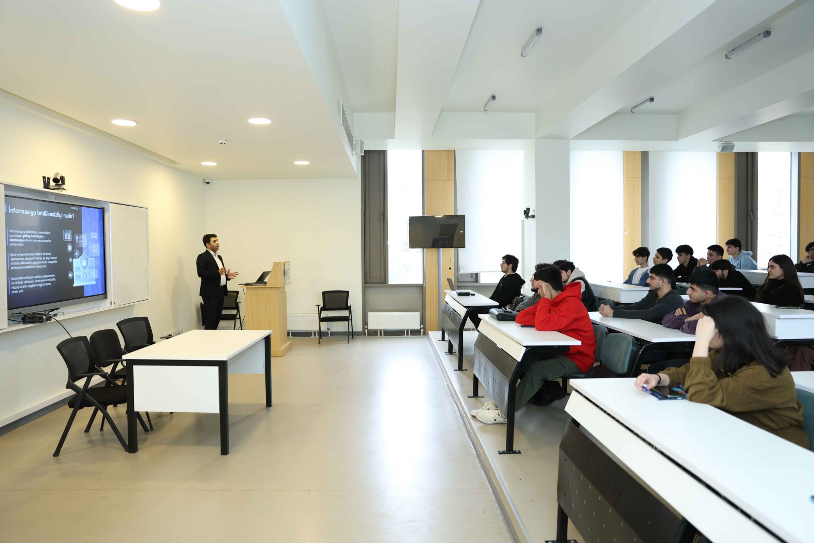 Elektron Təhlükəsizlik Xidməti və Azərbaycan Dövlət İqtisad Universiteti birgə maarifləndirmə tədbiri keçirib (FOTO)