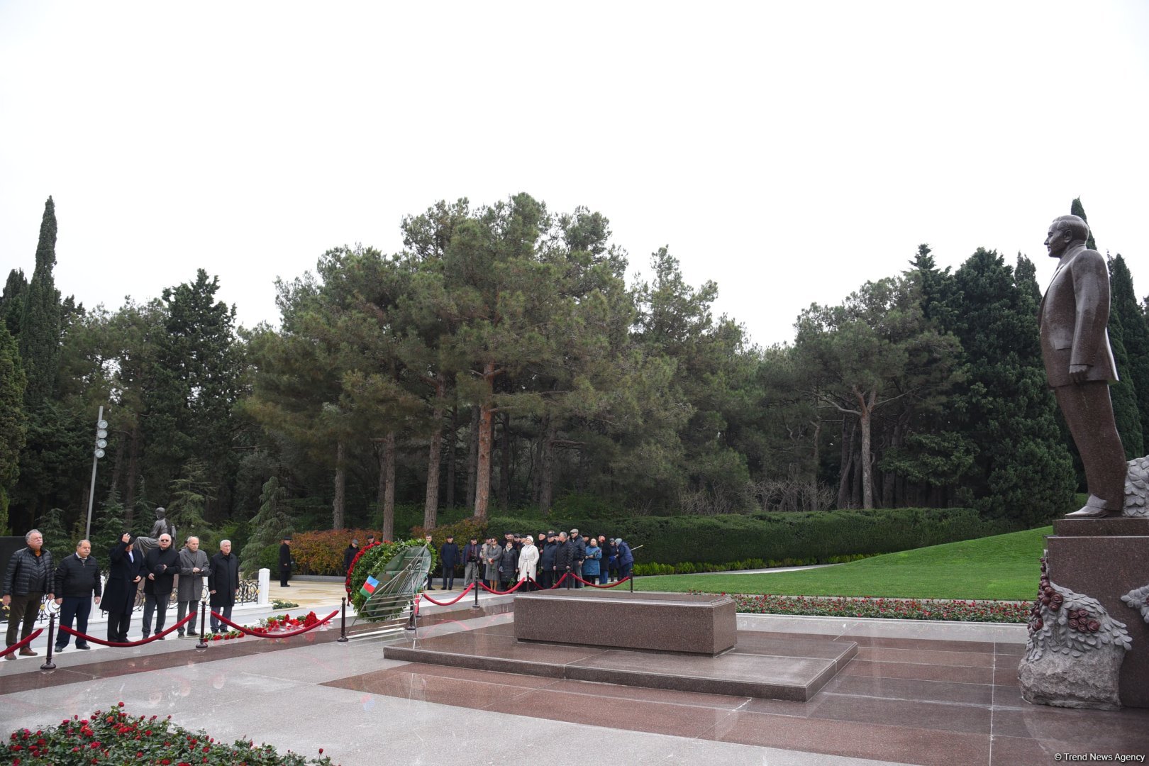 “Alyans” Azərbaycan Xüsusi Xidmət Orqanları Veteranlarının İctimai Birliyinin üzvləri ulu öndər Heydər Əliyevin məzarını ziyarət ediblər (FOTO)