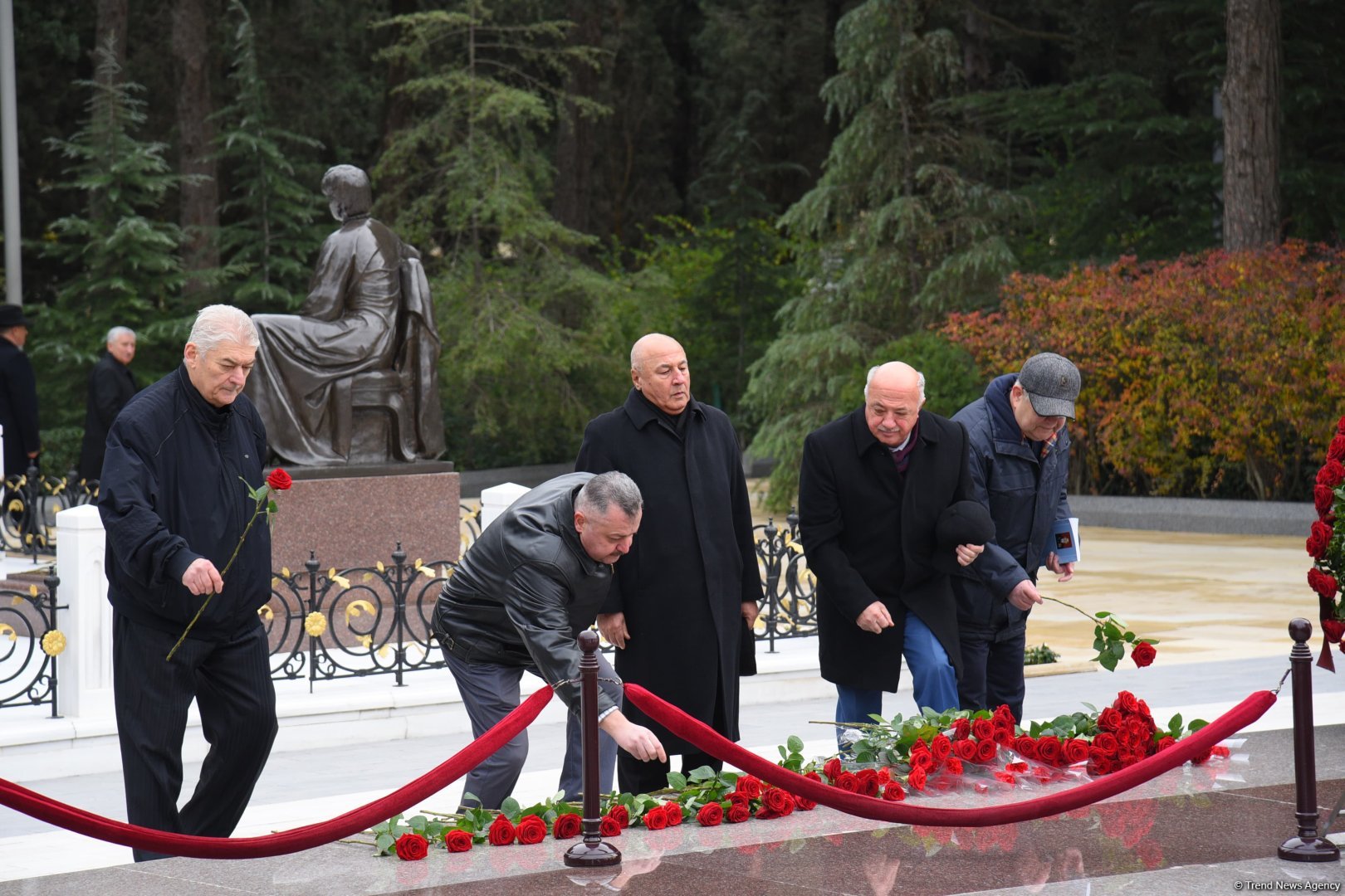“Alyans” Azərbaycan Xüsusi Xidmət Orqanları Veteranlarının İctimai Birliyinin üzvləri ulu öndər Heydər Əliyevin məzarını ziyarət ediblər (FOTO)