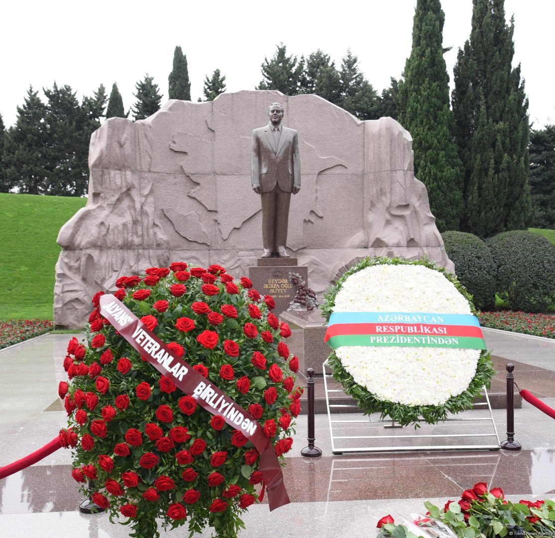 “Alyans” Azərbaycan Xüsusi Xidmət Orqanları Veteranlarının İctimai Birliyinin üzvləri ulu öndər Heydər Əliyevin məzarını ziyarət ediblər (FOTO)