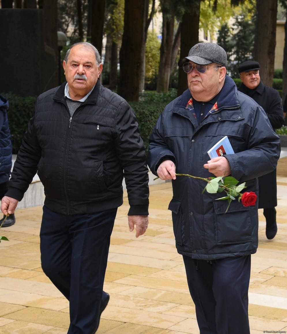 “Alyans” Azərbaycan Xüsusi Xidmət Orqanları Veteranlarının İctimai Birliyinin üzvləri ulu öndər Heydər Əliyevin məzarını ziyarət ediblər (FOTO)